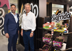 Sigfrido Molina y Belg Xavier en el stand de Sigfrido.