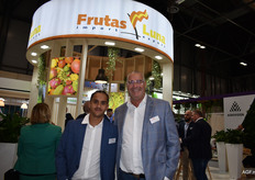 Padre e hijo Havenaar en el stand de Frutas Luna.