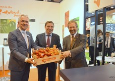 El grupo holandés GroentenFruit Huis entregó una caja con tomates españoles y holandeses al Ministro de Agricultura español Luís Planas, un gesto simbiótico para enfatizar los intereses comunes en la coyuntura del Brexit.