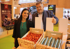 Richard Soepenberg con su compañera Dounia Lasry en el stand de Frunet Bio. 