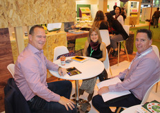 Erik-Jan Thur y Patrick Konings en el stand de Bio Caña.