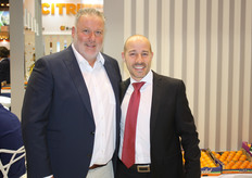 Richard Uijtdewillegen de Aartsenfruit visitando el stand de Fruxeresa, con Salva Mascarell.