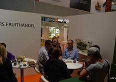 Visitantes en el puesto de Wouters Fruithandel.