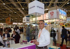 Carlos Zarain, de Exquisita, muestra higos chumbos. Estas frutas espinosas maduran cuando se ponen amarillas o rojas. Su sabor es dulce, a veces un poco ácido, y se parece un poco a una pera.