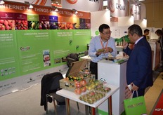 Comerciante chino conversando.