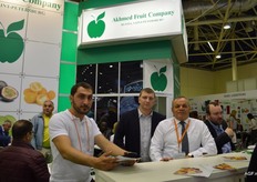 Akhmed Fruit Co, con Akhmet a la izquierda.