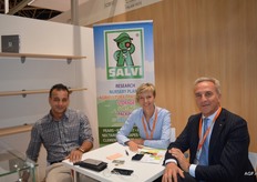 El exportador italiano Salvi. De izquierda a derecha: Ali Zada, de Viva Fruit, San Petersburgo; Liliya Chorna y Marco Salvi.