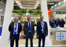 Nico van Vliet, de Bayer, entre sus compañeros españoles José Luis Pérez y Miguel Sánchez.