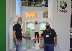 Christian Reynders, con su compañero Pedro, de Bejo Ibérica. La empresa presentó una nueva cebolleta roja bajo el concepto Redulce