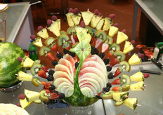 Esculturas en frutas en el stand de Royal