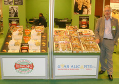 Sr. Antonio Berná Jover de Uvas Alicante presenta la uva de mesa que crece protegida dentro de una bolsa de papel