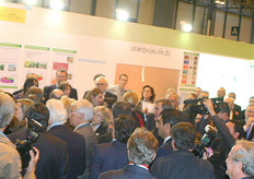 El acto de inauguración atrajo toda la atención de la prensa presente.