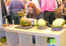 Escultura en frutas en el stand de Procomel