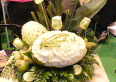 Escultura en frutas en el stand de Procomel