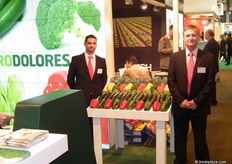 Miguel Morales (izquierda) y Julio Reche mostrando sus pimientos, calabacines, brócoli y alcachofas de calidad.