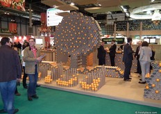 Original stand de Fontestad hecho con tubos de cartón y naranjas.