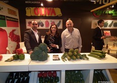 Diego Molina, de Francisco OLIVA S.L. y José María Madrid (derecha) de Mercagrisa, mostrando sus verduras de Murcia. Mercagrisa acaba de empezar con la cosecha de alcachofas.
