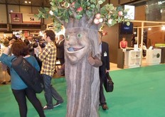 El árbol viviente cargado de manzanas de MARLENE estuvo paseando entre la multitud.