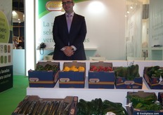 Guillermo Justo, de ALHONDIGA LA UNION, mostrando su especialidad de verduras.