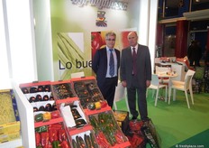 José Manuel Martín (derecha) Director Comercial de Agoejido S.A. mostrando sus verduras de El Ejido, Almería.
