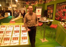 El Sr Muñoz Pascual, del grupo Intercom, promocionando las sorprendentes fresas SEDUBERRY con forma de corazón.