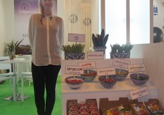 Paula Spa, de FULGENCIO SPA, presentando su especialidad de mini verduras.