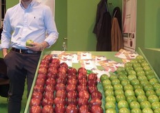 Àngel Olivera, comercial del jóven equipo de MEDITERRANSWEET FRUITS, mostrando sus espléndidas manzanas.