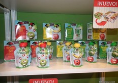 Tras una larga experiencia y crecimiento en ventas lanza un nuevo diseño para sus cantimploras de 90g de Charlie Alice. Un Práctico y divertido envase para llevar y tomar en cualquier sitio: en el patio del cole, en el parque, y a cualquier hora, en el desayuno, en la merienda o como postre. Se trata de fruta 100%, sin azúcar añadido y nada de grasas.