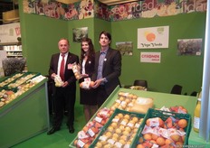 Francisco Espinosa padre e hijo junto a Ariadna de Los Reyes, mostrando toda la gama de cítricos y zumo de naranja orgánico.