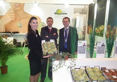 María Núñez, Bruno Crabé y José Tomás Abia, de Frutas Manzano, mostrando su especialidad: los chirimoyos, los cuales suministran en 3 calibres diferentes.