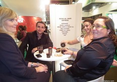 Algunos clientes sentados en el stand de Hortiberia.