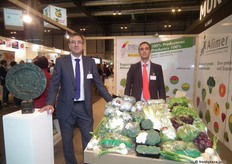 Jesús J. Abenza y Antonio David Sánchez, de Alimer, luciendo su Premio ALIMENTOS DE ESPAÑA y promocionando sus hortalizas de la huerta de Murcia.