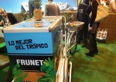 Carrito de piñas frescas en el stand de FRUNET.