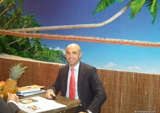 Javier López, de Frunet, hablando con un cliente en su stand.