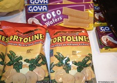 "Galletas de vainilla y coco "COCO Wafers" y "Tortillones", rodajas fritas de plátano macho con un toque picante."