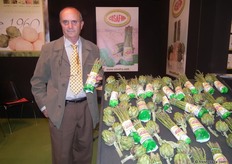 Benito Martín Lizana, presidente de COSAFRA, Cooperativa Agrícola San Franciso, mostrando las alcachofas y espárragos trigueros andaluces.