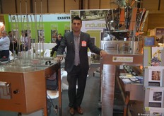 Pedro Martínez Lázaro, de INDUSER, mostrando dos de las nuevas máquinas para envasado de frutas y hortalizas frescas. INDUSER suministra la robótica y se asocia con EXAKTA, quien proporciona los sistemas informáticos.