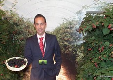 José Antonio Ortiz, de Plus Berries, mostrando sus grandes y dulces moras en su original stand que nos traslada a los invernaderos donde se cultiva esta fantástica fruta.