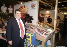 Antonio Caballer, de FRUTAS TORERO, promocionando sus uvas de tres variedades diferentes cultivadas en Murcia.