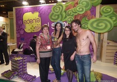 Lordes Salazar (izq.) Directora Comercial de Edenia, junto con los dos modelos, Oscar Medina y Rossiel Bello, que representan a Adán y Eva en la escena del pecado original, ofreciendo la tentadora pera de la Denominación de Origen Protegida Pera de Lleida.