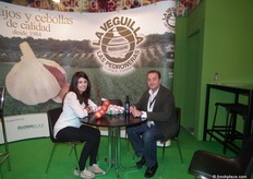 Ángel García, de La Veguilla, mostrando sus ajos morados y sus cebollas de Las Pedroñeras. Presenta como novedad un aceite de oliva virgen extra que se comercializa en tiendas Gourmet.