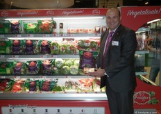 Jordi Estrada, de Primaflor, mostrando todas sus variedades de lechuga cortadas y lavadas en paquetes con la marca Primaflor.