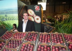 Federico Casado Reina, de ROYAL, mostrando su producto estrella: el Pluot, una dulce combinación entre ciruela y albaricoque.