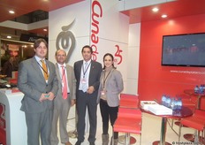 Directiva de Cuna de Platero, celebrando su 25 aniversario en su stand.