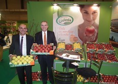 Alberto Bosch y Carlos Rodriguez, de Nufri, promocionando las dos variedades de manzanas de la marca Livinda. Después de una gran inversión esperan triplicar la producción de estas manzanas en dos años.