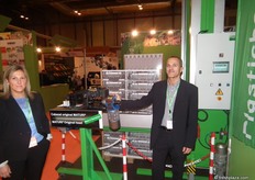 Cristina Sisó y Ricard Guimet, de Plasticband, en la promoción de la nueva máquinaria flejadora de palets MATURI