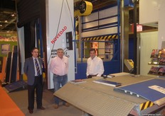 Ángel Mir Pons y su equipo comercial de ANGEL MIR, presentando la nueva maquinaria niveladora de carga.