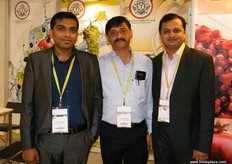 El equipo de Seven Star Fruits, de India: Laxman (gerente sénior), Shashin Shobhane (gerente sénior) y Girish Sarda (responsable de negocio internacional). Cuenta con varias certificaciones para satisfacer los requeisitos de sus clientes y es orgulloso miembro de Sedex.