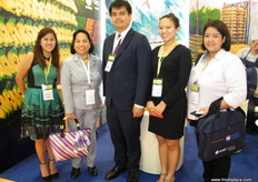 Karla (1.ª) y Crisbel (4ª), de NEH, recibiendo la visita de la agregada del consulado general filipino, Manely Gómez (2º), con el cónsul Charles Andrei Macaspac (3º) y la representante de Messe Berlin en Filipinas, Karen Adecer (5ª).