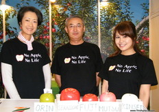 Hideo Obori, director gerente sénior y director de operaciones de Aomori Trading (Japón) con unas compañeras.